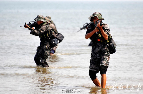 Đó là một ngày huấn luyện bình thường. Trong chương trình rèn luyện của binh sỹ lực lượng đặc biệt Trung Quốc, ngoài các bài tập thường nhật này, cứ 3 ngày sẽ phải huấn luyện bơi lội 1 lần với yêu cầu bơi quãng đường 5 km.