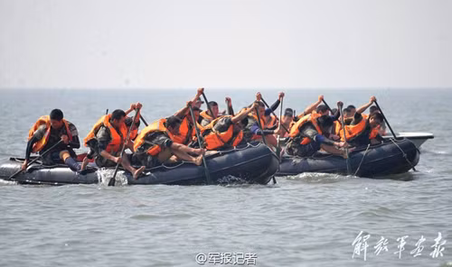 Cứ 5 ngày lại huấn luyện tổng hợp gồm: mang vật nặng chạy 2 km, bơi 2 km và đạp xe 2km. Cứ 7 ngày lại một lần mang 30 kg hành quân 250 km. 15 ngày lại có một đợt huấn luyện nhảy dù và nhảy từ độ cao 8 km.