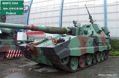 Pháo tự hành Krab của Ba Lan có cỡ nòng 155mm để tương thích với tiêu chuẩn NATO. Nó có hệ thống nạp đạn tự động và cũng giống nhiều khẩu khác, bắn xa 30 km hoặc 40 km khi sử dụng liều tăng tầm. Một khẩu pháo tự hành Krab khi chiến đấu có cơ số đạn 60 viên trong xe và có một xe tiếp đạn theo sau.