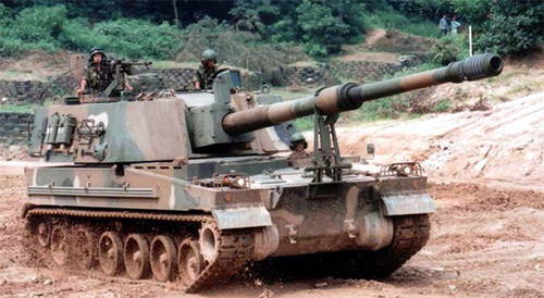 Pháo K9 Thunder của Hàn Quốc được đưa vào sử dụng năm 1999. K9 sử dụng các loại đạn cỡ 155mm chuẩn NATO. Nó có tầm bắn từ 30 đến 40 km với tốc độ tối đa 6 viên/phút. Ngoài ra nó còn có khả năng bắn 3 viên đạn trong 15 giây với mỗi viên một quỹ đạo khác nhau nhưng cùng chụp vào mục tiêu đồng thời.