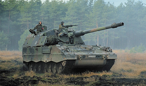 Theo trang Military-today, điểm đặc biệt là nó có thể bắn nhiều quả đạn với quỹ đạo khác nhau rơi vào cùng một mục tiêu. Pháo nhận dữ liệu mục tiêu và sẽ tự xử lý tự động để khai hỏa. Nó cũng có lớp giáp khá hiệu quả bao gồm cả giáp thường và giáp phản ứng nổ.