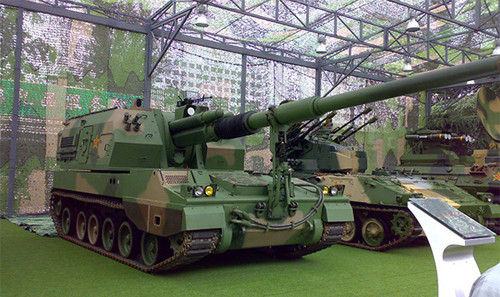 Kế đến trong top pháo tự hành làPLZ05 hay còn gọi là Type 05 của Trung Quốc. Nó được xem là đời cao hơn của loại PLZ45. Pháo này sử dụng đạn cỡ 155mm với cự li bắn lên tới 40km nếu dùng đạn tăng tầm, tốc độ bắn tối đa 10 viên/phút. Cơ số đạn trong pháo khoảng 30 viên. Nó cũng có khả năng bắn loại đạn được dẫn đường chính xác với tầm bắn 20 km.