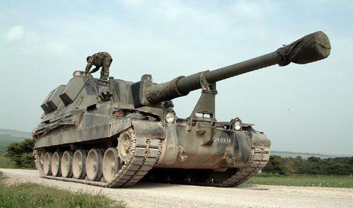 Khẩu AS90 của Anh được đưa vào phục vụ từ năm 1993 với cỡ nòng tiêu chuẩn 155mm và tầm bắn tối đa 24,7 km hoặc 32 km khi sử dụng liều tăng tầm. Tốc độ bắn của AS90 đạt 6 viên/phút và có khả năng bắn 3 viên trong 10 giây. Cơ số đạn trong xe có 48 viên.