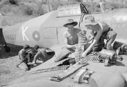 Nó được trang bị 4 khẩu pháo cỡ nòng 20mm loại Hispano hoặc Oerlikon hay đôi khi là 4 súng máy cỡ 12,7mm.