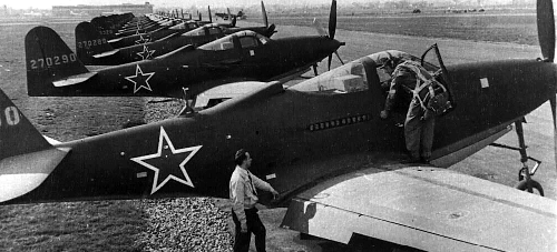 Trong Chiến tranh Thế giới thứ 2, Liên Xô đã nhận được một số lượng tương đối vũ khí từ Mỹ và các nước thuộc phe Đồng Minh. Trong số đó có một số lượng lớn máy bay chiến đấu. Chỉ riêng Mỹ đã chuyển giao cho Không quân Liên Xô cả thảy 11. 400 máy bay (trong đó có 4.719 máy bay P-39 Airacobras).