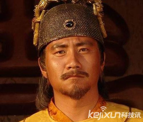 Ngay lúc đó Chu Nguyên Chương không nói gì. Sang ngày hôm sau, ông gọi Thái tử đến, chỉ vào một cái cây trên thân mọc đầy gai đặt ở dưới đất, bắt Thái tử nhặt lên. Thái tử sợ gai đâm vào tay, do dự chưa ầm lên. Tức thì Chu Nguyên Chương nói với Thái tử: "Ta sợ con cầm lên khó, ta đã đẽo sạch gai đi cho con, có lẽ nào lại không tốt chăng? Hiện tại những người mà ta giết đều là những người có nguy hiểm cho quốc gia xã tắc, trừ sạch chúng đi, là điều rất có lợi cho con”. Ảnh: Tạo hình Chu Nguyên Chương trên phim ảnh.