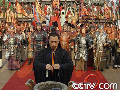 Vì sao ông vua này lại độc ác như vậy? Có hai lý do để lý giải điều này. Thứ nhất, các công thần giúp Chu Nguyên Chương giành được giang sơn đã được hưởng những sự phong thưởng quá lớn nhưng họ lại không yên phận. Sau khi Chu Nguyên Chương đã lên ngôi, triều đình đã được thiết lập, pháp luật đã được ban bố mà các công thần lại nhiều khi cậy công lao không coi pháp luật ra gì. Ảnh: Tạo hình Chu Nguyên Chương trên phim ảnh.