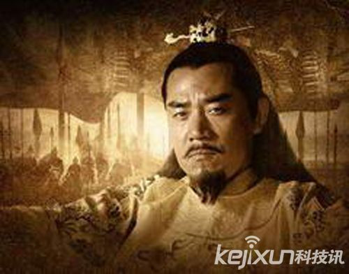 Thứ hai, việc giết các công thần có lý do chính là để dọn đường cho các con vua nối ngôi được dễ dàng. Điều này được chính Chu Nguyên Chương nói ra. Sách "16 hoàng đế nhà Minh" chép rằng: “Việc giết hại hàng loạt công thần đã vấp phải sự phản đối của Thái tử Chu Tiêu. Từ nhỏ Thái tử đã hấp thụ sự giáo dục hoàn toàn Nho học, sau khi lớn lên nghiễm nhiên trở thành một Nho gia. Phương châm trị quốc của hai cha con đã nảy sinh ra sự phân kỳ, một người kiên quyết dụng hung mãnh để trị quốc, một người lại hết sức cố gắng nhân hậu và khoan dung. Thấy Chu Nguyên Chương tàn sát bừa bãi, Thái tử không chịu đựng nổi đã khuyên can: "Bệ hạ đã giết quá nhiều người, e rằng sẽ thương hại tới hòa khí!". Ảnh: Tạo hình Chu Nguyên Chương trên phim ảnh.