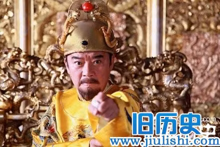 Vào tháng 8 năm Hồng Vũ thứ 5 (1372), vì các công thần cậy công lao cũ, có hành vi chống lại luật pháp như chiếm ruộng đất của dân và buôn lậu, Chu Nguyên Chương đã gợi ý bộ Công đúc một bảng sắt để khuyên răn. Đại ý trong bảng sắt nói: “Không được cậy có công lớn mà sinh lòng kiêu ngạo, không được cậy có tước cao mà sinh ra biếng nhác, thì nước có thể được hưởng vinh thịnh, kéo dài cho hậu thế. Kính trọng cần mẫn là gốc của phúc, kiêu ngạo là nguồn chuốc lấy tai họa. Chỉ những người hiểu biết mới có thể nói được những lời này”. Nhưng sau đó các công thần vẫn không sửa đổi nên Chu Nguyên Chương quyết định hạn chế và đả phá họ. Ảnh: Tạo hình Chu Nguyên Chương trên phim ảnh.