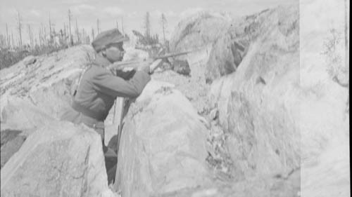 Tuy nhiên, trong cuộc chiến này, quân đội Liên Xô đã gặp phải một tay súng bắn tỉa cực kỳ khôn ngoan. Chỉ trong gần 100 ngày, tay súng đó đã hạ gục hàng trăm binh sỹ của Liên Xô. Người này sau đó đã được công nhận là tay súng bắn tỉa giỏi nhất thế giới - Simo Häyhä.