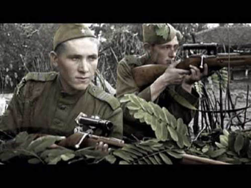 Cũng phải nói trước rằng, theo đánh giá của trang militaryeducation, quân đội Liên Xô trước và trong CTTG 2 là quân đội duy nhất có đào tạo lực lượng bắn tỉa bài bản. Trong danh sách 10 lính bắn tỉa nguy hiểm nhất hồi CTTG 2 của trang này thì có tới 9 người là thuộc quân đội Liên Xô.