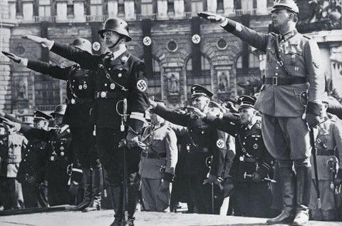 Phát xít Đức hay còn gọi là Đế chế thứ ba, đã từng là một siêu cường trong thời gian ngắn nhưng nó cũng là một đế chế đáng sợ. Ít nhất 4 triệu người đã thiệt mạng trong vụ thảm sát Holocaust của Phát xít Đức cũng như thế lực này đã khởi động cuộc Chiến tranh thế giới thứ 2 khiến hàng chục triệu người chết.