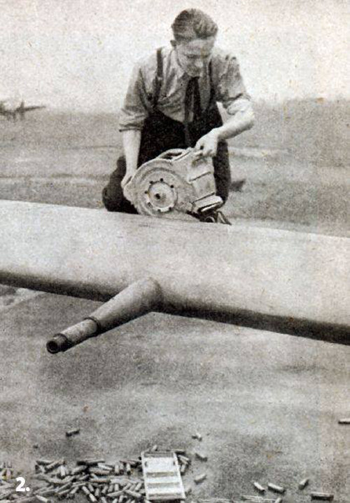 Các biến thể với cánh khác nhau cũng được trang bị vũ khí khác nhau. Chẳng hạn kiểu cánh A trang bị 8 súng máy cỡ nòng 0,303 inch, kiểu cánh B chỉ có 4 súng máy loại 0,303 inch nhưng có thêm 2 khẩu pháo Hispano Suiza HS404 với cỡ nòng 20mm.