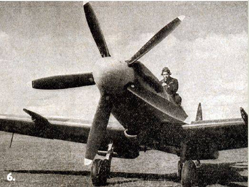 Theo military-history.org, ở thời điểm máy bay mới được trang bị, nhiều phi công lái Spitfire chưa quen với tính năng có thể thu càng của máy bay nên đã dẫn đến một số vụ tai nạn do họ quên thả càng trước khi hạ cánh.