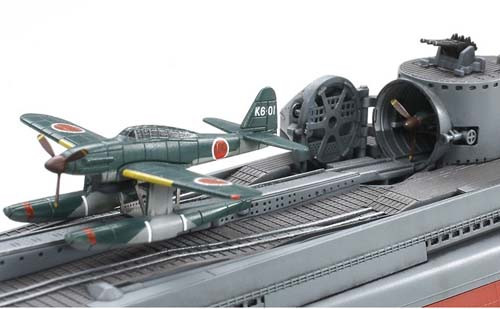 Theo Tamiya, I-400 có chiều dài 122m, rộng 12m và trọng tải 6.500 tấn. Đáng chú ý là tàu mang theo 3 máy bay ném bom Seiran với kế hoạch tấn công kênh đào Panama cũng như tấn công các hạm đội của quân Đồng Minh tại Ulithi. Các máy bay khi để trong hangar, cánh sẽ gập lại.