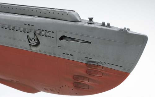 Mô hình mũi tàu với các ống phóng ngư lôi.