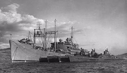 Tàu ngầm mang máy bay I-400 đạt tốc độ khi nổi 18,7 hải lý, lúc lặn 6,5 hải lý. Vũ khí của nó gồm 8 ống phóng ngư lôi 533mm, một khẩu pháo 140mm, 3 pháo 25mm cùng 3 chiếc máy bay tấn công Seiran. Trong ảnh là ba chiếc tàu ngầm loại I-400 gồm: I-400, I-401, I-14 được tàu USS Euryale lai dắt từ Sasebo, Nhật Bản về Trân Châu Cảng vào tháng 10/1945.