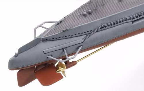 Mô hình phía đuôi tàu ngầm với chân vịt và bánh lái.