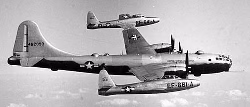 Ý tưởng phát triển “ tàu sân bay trên không” này tiếp tục được phát triển thành một chương trình quy mô. Cùng với thành công của thử nghiệm C-47 với Q-14 năm 1949, người Mỹ tiếp tục phát triển dự án Tip-Tow với dự án sử dụng siêu pháo đài bay EB-29 kết hợp với hai chiếc EF-84 Thunder vào tháng 4/1950.