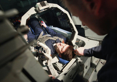 Một phi hành gia được kiểm tra trên máy ly tâm TSF-18 tại trung tâm đào tạo phi hành gia.