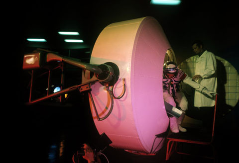 Một thiết bị đào tạo phi hành gia trong trung tâm.