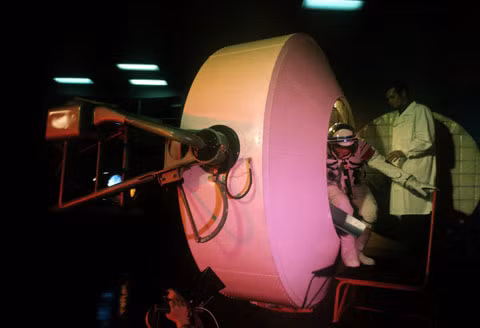 Một thiết bị đào tạo phi hành gia trong trung tâm.