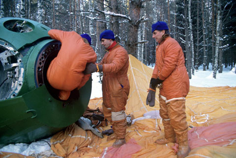 Phi hành gia Yuri Gidzenko của Nga, nghiên cứu sinh phi hành Pedro Duque (Tây Ban Nha) và Ulf Merbolt đang được đào tạo hạ cánh khẩn cấp trong điều kiện mùa đông ở vùng đầm lầy.