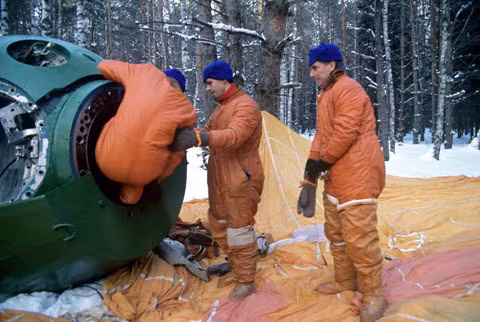 Phi hành gia Yuri Gidzenko của Nga, nghiên cứu sinh phi hành Pedro Duque (Tây Ban Nha) và Ulf Merbolt đang được đào tạo hạ cánh khẩn cấp trong điều kiện mùa đông ở vùng đầm lầy.