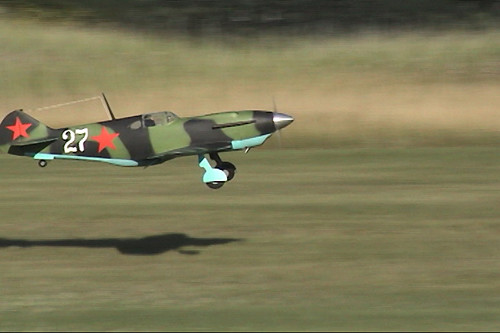 Chẳng có chất lỏng nào không bị đông cứng dưới cái lạnh giá mùa đông ở Liên Xô. Nhưng người ta cũng không thể giữ cho động cơ máy bay chạy suốt đêm. Và do vậy, giải pháp của phi công Liên Xô là đổ nước nóng vào két nước làm mát.