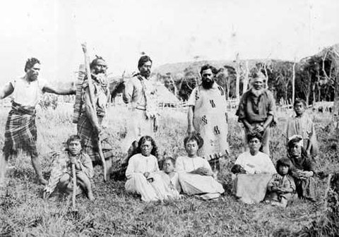 Maoris là những người Polynesian bản địa của New Zealand. Họ được biết đến như những kẻ ăn thịt người trong chiến tranh. Trong tháng 10/1809, một nhóm chiến binh Maori đã tấn công một con tàu của châu Âu để trả thù vì sự ngược đãi của con trai ông thuyền trưởng. Họ đã diệt hầu hết 66 người trên tàu và đưa hết lên bờ để ăn.