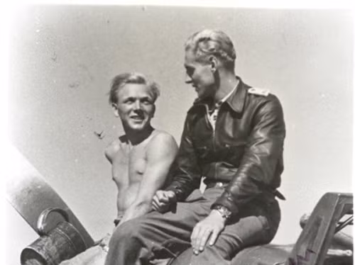 Sau khi được tự do, ông này đã tham gia thành lập Không quân Tây Đức năm 1956. Sau đó Hartmann trở thành một giảng viên bay và qua đời vào tháng 9/1993 vì tuổi già. Với thành tích "không thể tin nổi", Erich Hartmann hiện được ghi nhận là phi công xuất sắc nhất trong lịch sử không chiến.