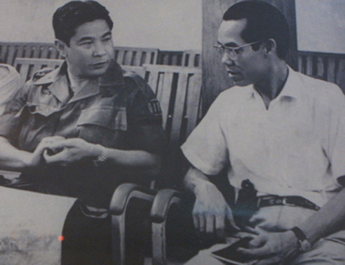 Ông Ẩn và một sĩ quan của chính quyền Sài Gòn.