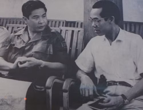 Ông Ẩn và một sĩ quan của chính quyền Sài Gòn.