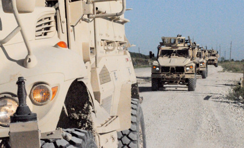 Cũng như nhiều quân đội khác, quân đội Mỹ cần rất nhiều nhiên liệu. Một báo cáo năm 2008 của quân đội Mỹ cho biết họ đã mua vào 880 triệu gallon nhiên liệu cho các hoạt động của mình trong năm đó. 1 gallon bằng khoảng 3,7 lit. Như vậy một năm quân đội Mỹ đốt hết hơn 2 tỷ lít nhiên liệu các loại.