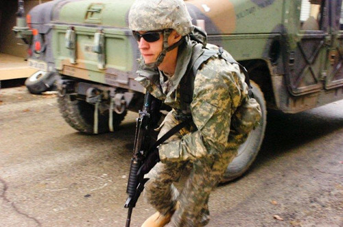 Nói cho dễ hiểu, các chuyên gia là những người dự bị thường trực luôn sẵn sàng bổ sung cho quân đội nhất. Nhưng họ còn có điểm đặc biệt nữa là họ có thể “làm thuê” cho bất kỳ việc gì mà quân đội đang cần nhưng đang thiếu nhân lực.