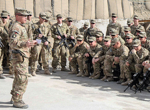 Một điều đáng lưu ý nữa là hầu hết các Tổng thống Mỹ đều từng có thời gian phục vụ quân đội. Trong số 44 người đã từng là Tổng thống Mỹ, có đến 31 người từng tham gia nghĩa vụ quân sự. 24 người trong số 31 người đã phục vụ trong quân đội hoặc dân quân (nay gọi là Vệ binh Quốc gia).