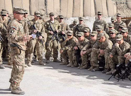 Một điều đáng lưu ý nữa là hầu hết các Tổng thống Mỹ đều từng có thời gian phục vụ quân đội. Trong số 44 người đã từng là Tổng thống Mỹ, có đến 31 người từng tham gia nghĩa vụ quân sự. 24 người trong số 31 người đã phục vụ trong quân đội hoặc dân quân (nay gọi là Vệ binh Quốc gia).