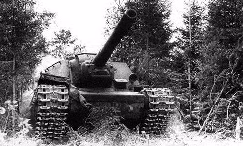 Pháo tự hành SU-152 được trang bị động cơ diesel 4 thì V-2K làm mát bằng chất lỏng. Công suất tối đa của động cơ đạt 600 mã lực giúp nó đạt vận tốc 43 km/h. Để khởi động động cơ chính, có một động cơ ST-700 công suất 15 mã lực hoặc khí nén từ các xi lanh với dung tích 2 đến 5 lít.