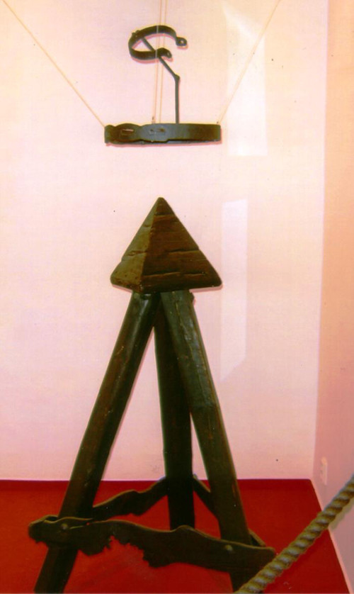  Tương tự như ngựa gỗ là cái nôi Judas. Nó gồm một vật hình kim tự tháp nhọn và các dây buộc. Nạn nhân được treo phía trên và khi được hạ xuống, dụng cụ này sẽ từ từ đâm vào hạ bộ của nạn nhân.