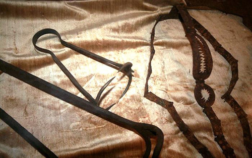  Với những phụ nữ bị cáo buộc ngoại tình, phá thai hay bất cứ tội nào khác, họ phải chịu sự tra tấn đau đớn của một dụng cụ gọi là con nhện. Nó giống như những móng vuốt kẹp vào để phá nát bộ ngực của họ. 