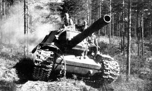 Khẩu pháo chính của nó - pháo ML-20 có sơ tốc đầu đạn 655m/s, có khả năng xuyên giáp dày 110mm ở góc bắn 90 độ từ khoảng cách 2.000m. Toàn bộ quả đạn nặng hơn 90 kg với 48,78 kg vỏ đạn cộng thuốc phóng và 43,6kg đầu đạn.