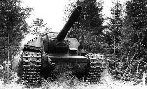 Pháo tự hành SU-152 được trang bị động cơ diesel 4 thì V-2K làm mát bằng chất lỏng. Công suất tối đa của động cơ đạt 600 mã lực giúp nó đạt vận tốc 43 km/h. Để khởi động động cơ chính, có một động cơ ST-700 công suất 15 mã lực hoặc khí nén từ các xi lanh với dung tích 2 đến 5 lít.