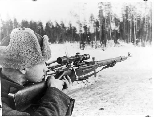 Là một lính bắn tỉa nhưng Simo lại không thích dùng súng đặc dụng mà chỉ quen dùng khẩu súng trường với thước ngắm sắt. Ông lý giải rằng, dùng thước ngắm sắt giúp đầu ông ở vị trí thấp hơn so với súng có ống nhòm. Đối với lính bắn tỉa, chỉ cần đầu cao hơn vài cm là đã trở thành mồi ngon cho lính bắn tỉa đối phương rồi.