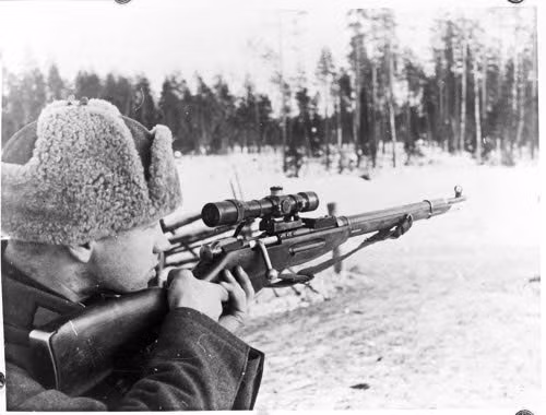 Là một lính bắn tỉa nhưng Simo lại không thích dùng súng đặc dụng mà chỉ quen dùng khẩu súng trường với thước ngắm sắt. Ông lý giải rằng, dùng thước ngắm sắt giúp đầu ông ở vị trí thấp hơn so với súng có ống nhòm. Đối với lính bắn tỉa, chỉ cần đầu cao hơn vài cm là đã trở thành mồi ngon cho lính bắn tỉa đối phương rồi.