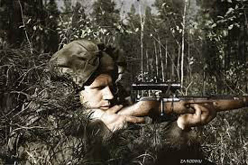 Tuy nhiên, trong cuộc chiến giữa Phần Lan và Liên Xô, nhiều tay súng bắn tỉa của phía Liên Xô đã bị Simo hạ gục. Theo website Todayifoundout, Simo trước đó là một lính nghĩa vụ đã hết hạn phục vụ trong quân đội Phần Lan. Khi chiến tranh nổ ra, ông quay trở lại xin phục vụ quân đội với khẩu súng trường M/28.