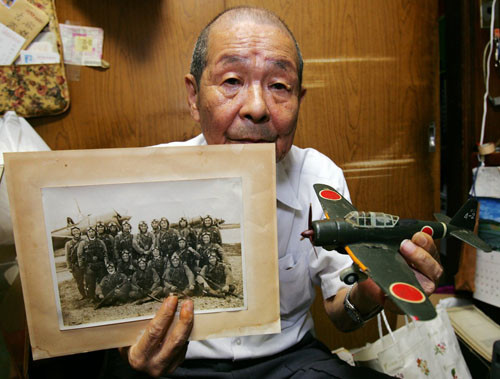 Trận đánh cảm tử đầu tiên diễn ra ngày 21/10/1944 gần đảo Leyte. Một chiếc Mitsubishi Ki-51 đã lao thẳng vào chiếc kỳ hạm của Hải quân hoàng gia Australia làm nổ tung đài chỉ huy tàu khiến ít nhất 30 thủy thủ chết trong đó có cả thuyền trưởng. Trong ảnh là cựu phi công cảm tử Toshio Yoshitake, 82 tuổi, người đứng hàng giữa, thứ hai từ trái sang trong bức ảnh chụp tháng 11/1944.