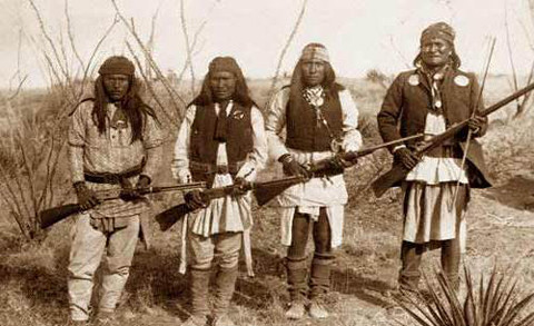 Được biết đến với sự can đảm trong chiến đấu, Apache được coi như các Ninja của Mỹ. Họ là những người bản địa không chấp nhận từ bỏ đất đai và đã chiến đấu với vũ khí thô sơ chống lại những người châu Âu với kỹ năng chiến đấu đáng kinh ngạc. Họ là những bậc thầy về chiến đấu tay không và cũng nổi tiếng với kỹ năng ném rìu khiến quân đội Hoa Kỳ cũng khó khăn để đánh bại họ. Đặc biệt họ thường lột da các nạn nhân.