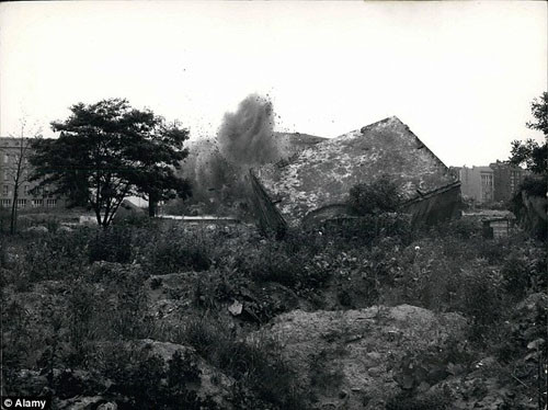 Hình ảnh đổ nát của căn hầm mà Hitler đã sử dụng những ngày cuối đời.