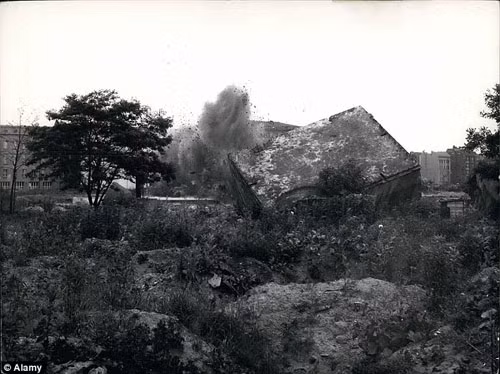 Hình ảnh đổ nát của căn hầm mà Hitler đã sử dụng những ngày cuối đời.