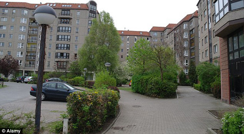 Và hiện tại mảnh đất xưa kia có khu hầm ngầm dành cho Hitler là một bãi đỗ xe ô tô.